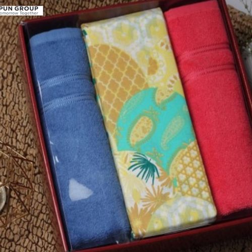 Welspun Double Bed Sheet With 2 Pillow Covers And 2 Bath Towels